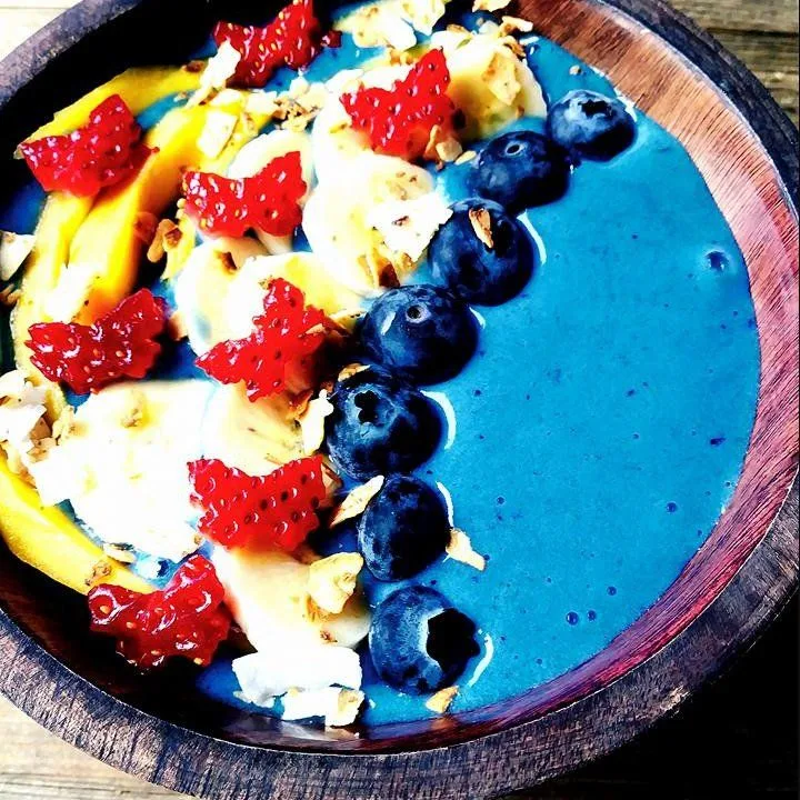 Acai bowl topped with blueberries, strawberries and banana